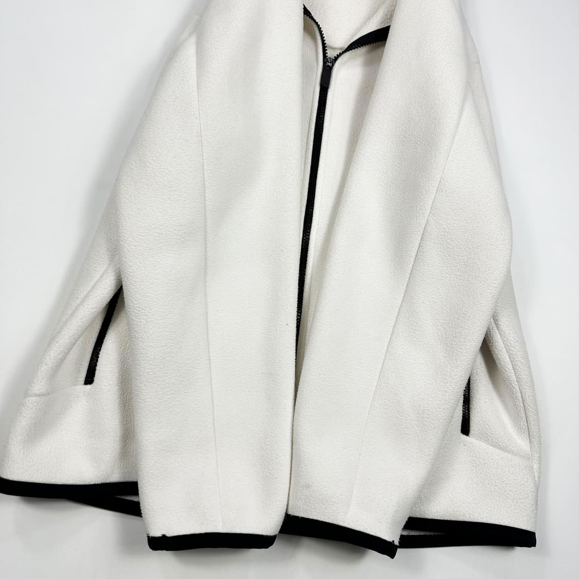 언더아머 로고 루즈 화이트 후리스 자켓 (XL) 상품이미지4