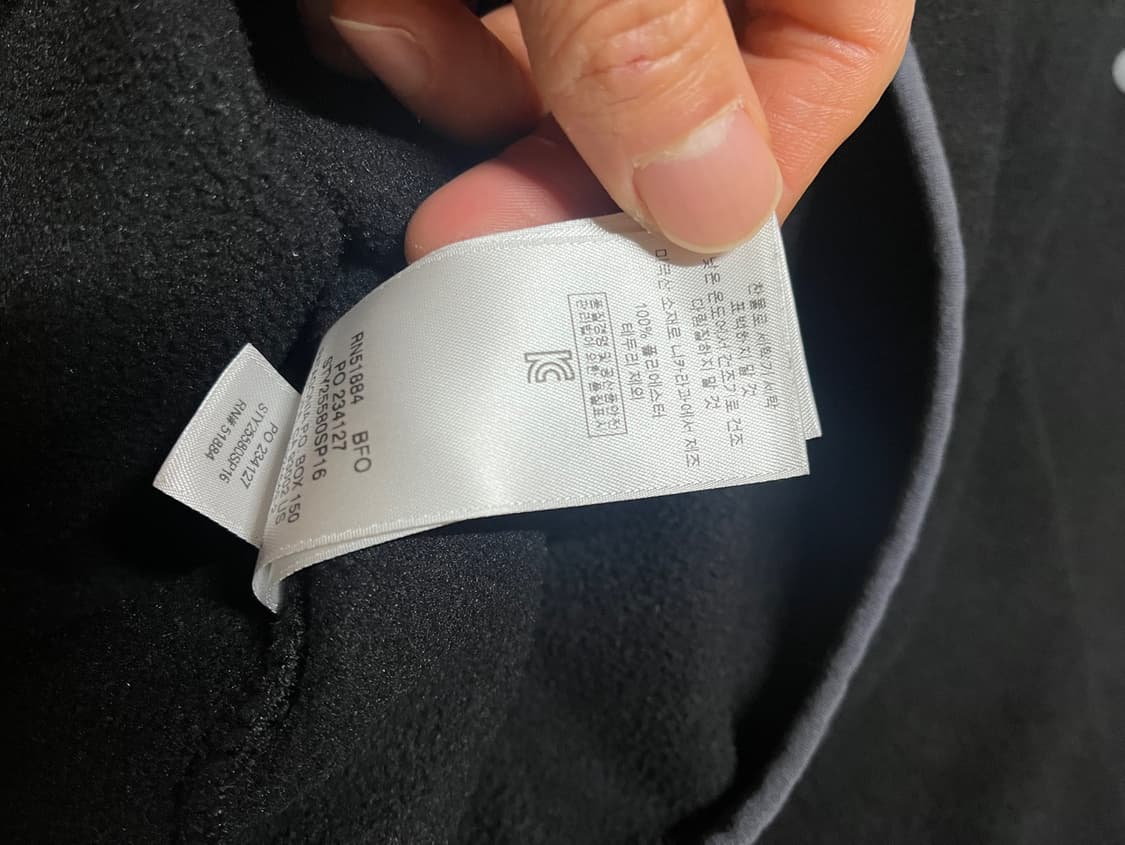 파타고니아 신칠라 플리스 풀오버 블랙 색상입니다. 기본색상이지만 귀해진  상품이미지3