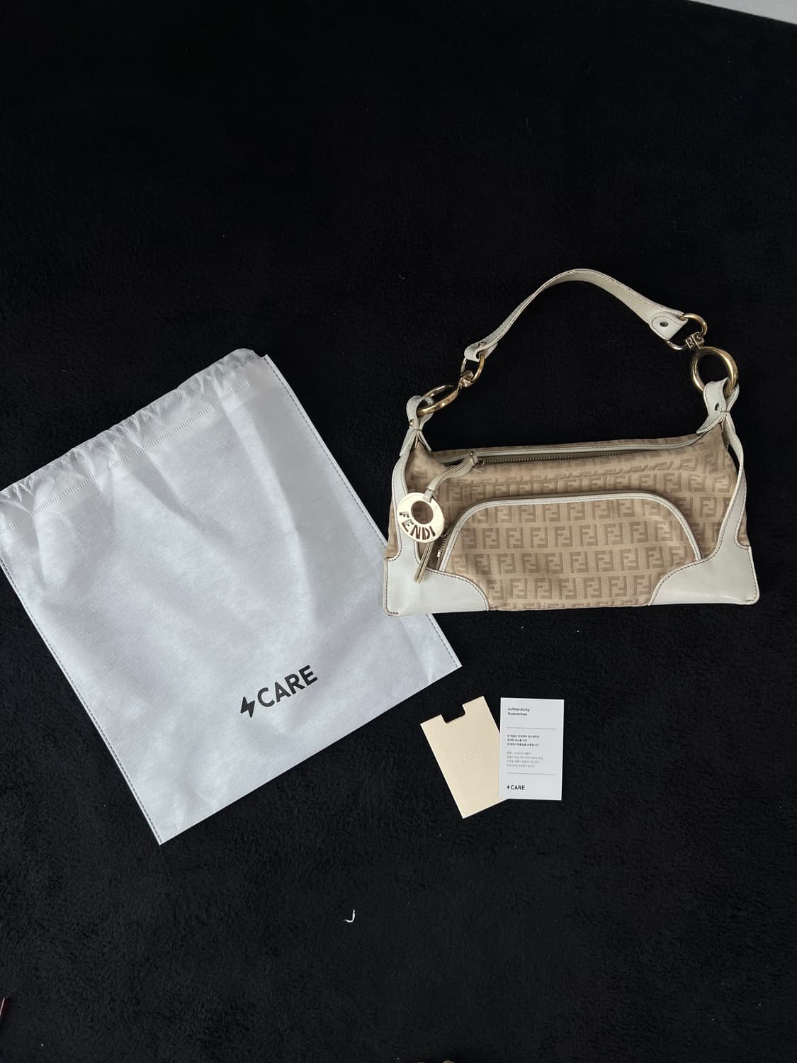 펜디 주카 패턴 숄더백 상품이미지3