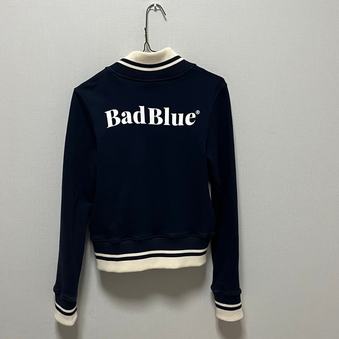 배드블러드 로고 크롭 집업 네이비 상품이미지4