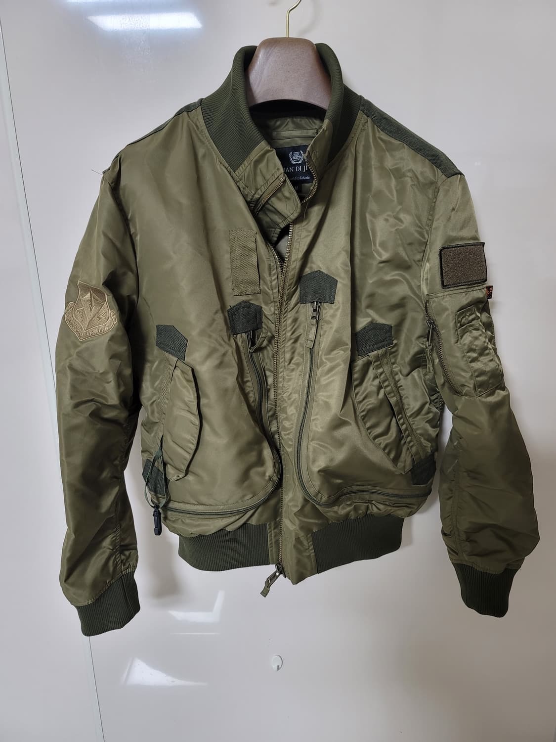 잔디지푸 항공자켓 M 100정사이즈 상태극상

 상품이미지1