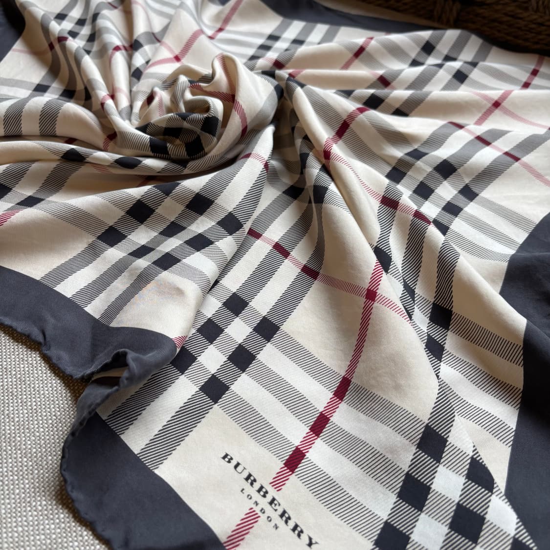 버버리 시그니처 체크 스카프 실크 대형 스카프 상품이미지3