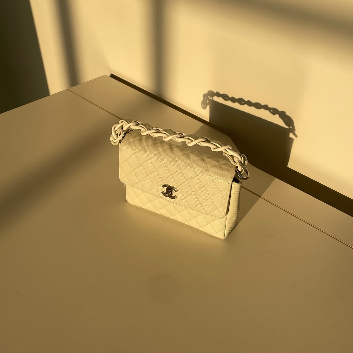 샤넬 클래식 화이트 페이던트 캐비어 코코 마크 플라스틱 볼드 체인플랩백 상품이미지1