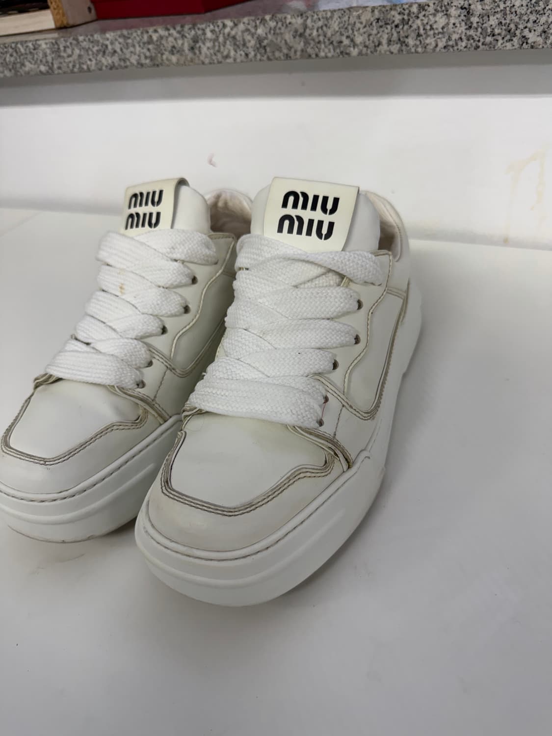 정품) 미우미우 로고 레더 스니커즈 37.5  상품이미지2