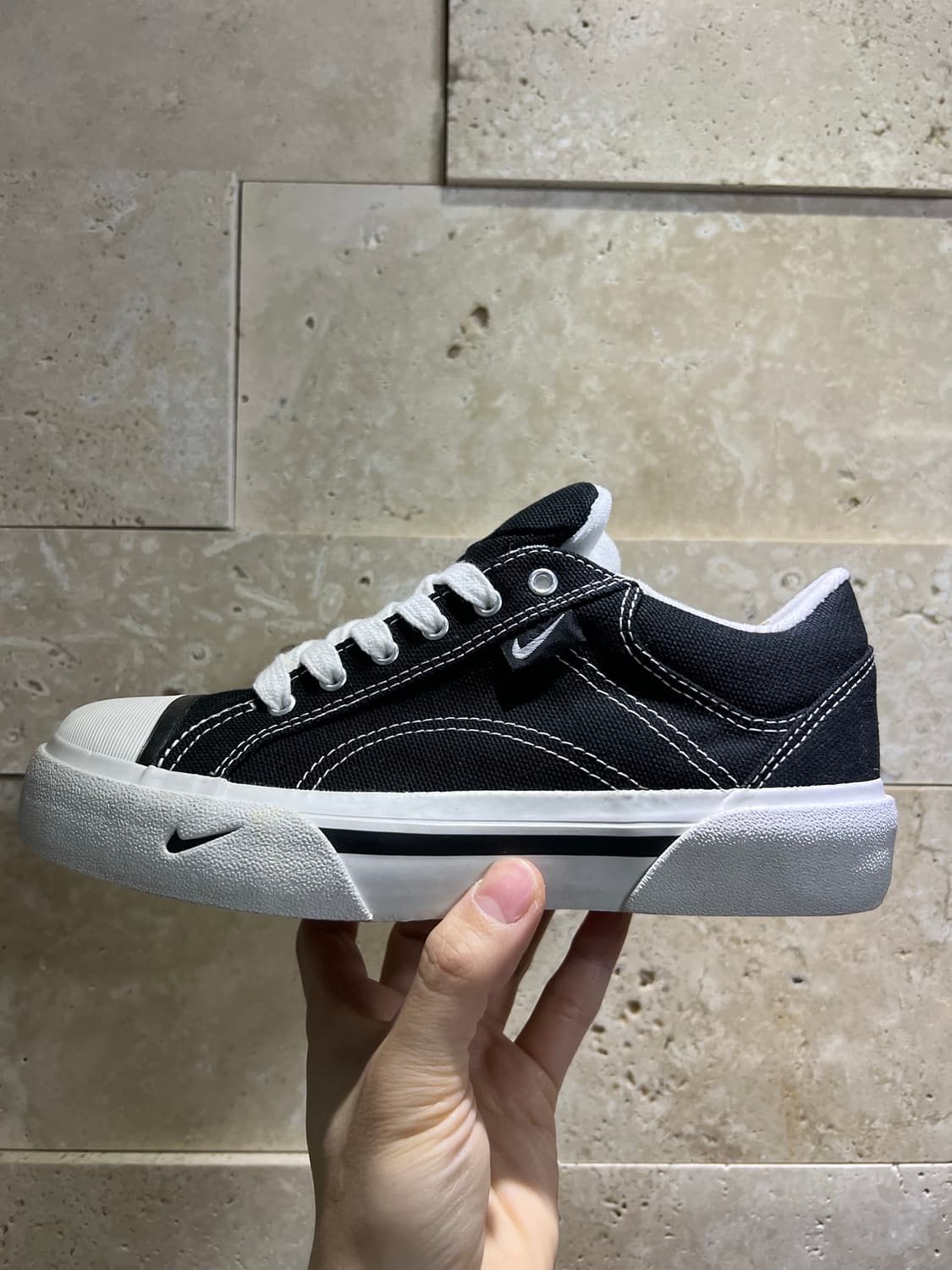 [새상품] 나이키 허모사 검흰 스티치 225 상품이미지1