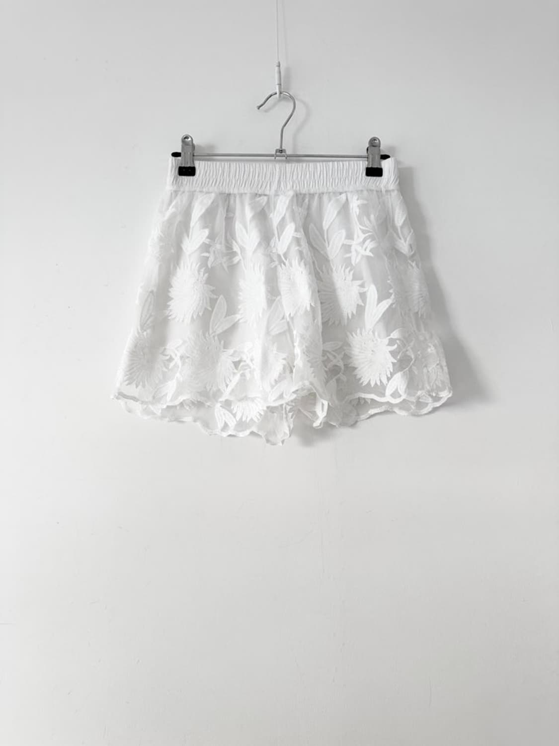 Sheer jacquard mini pants / white 상품이미지1