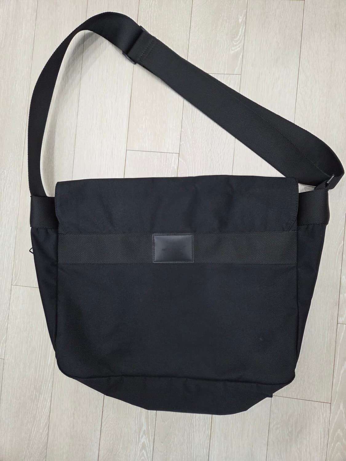 메종미네드  블랙 버클 메신저백 상품이미지2