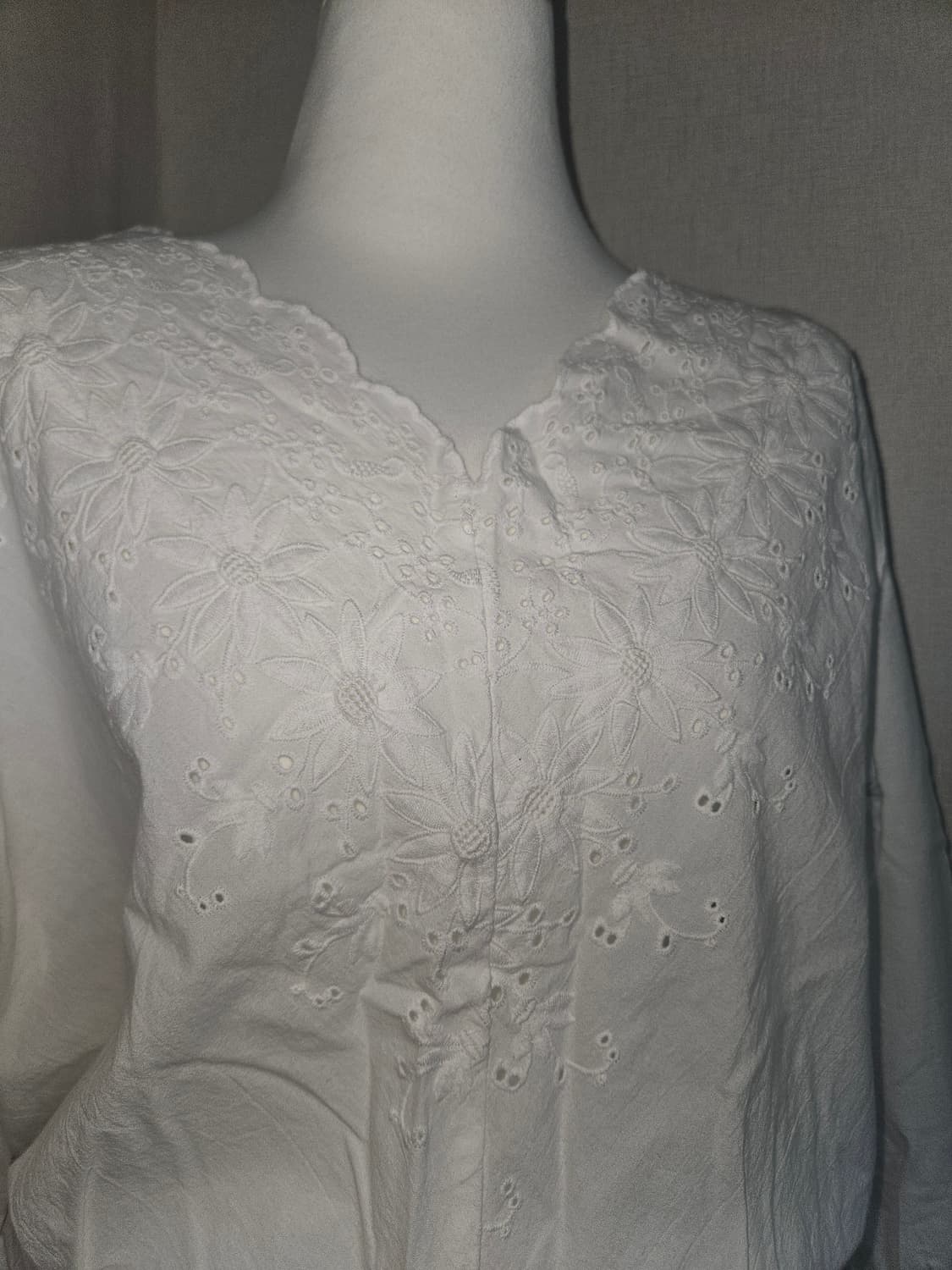 자수 브이넥 블라우스 상품이미지1