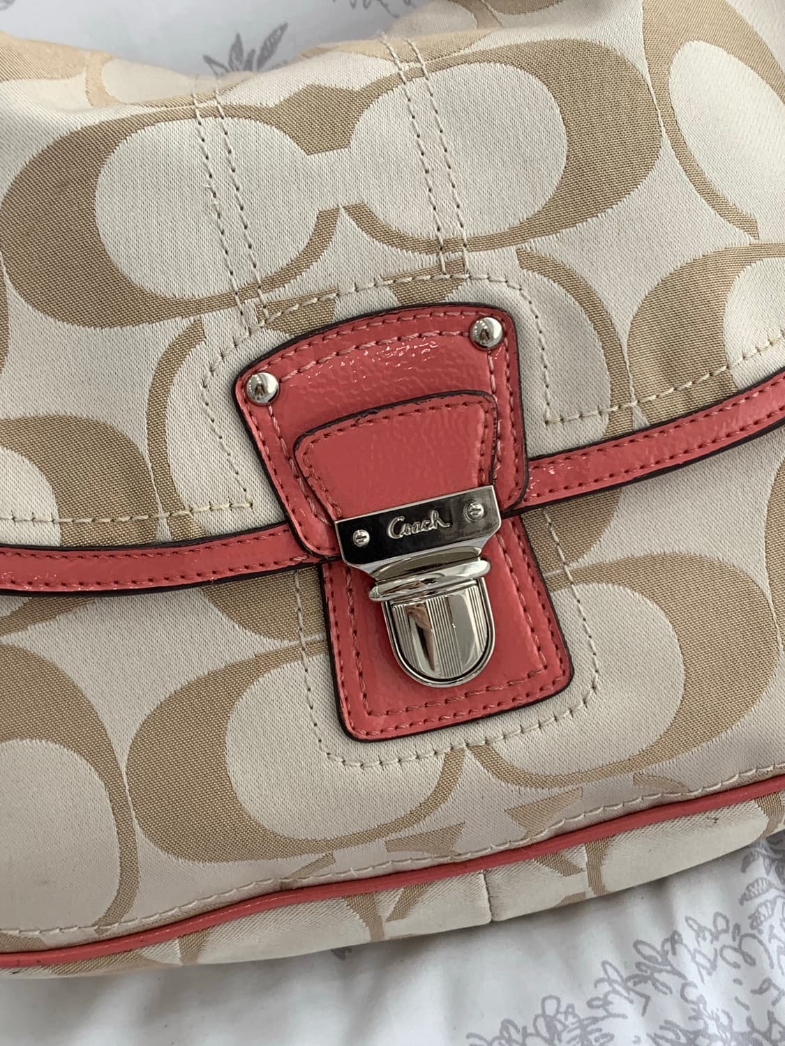 💗 Coach 히메갸루 핑크 아이보리 버클 숄더백 상품이미지3