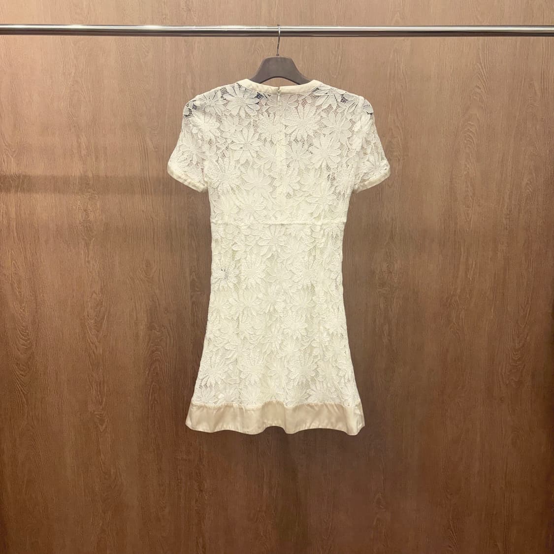 마크 제이콥스 미니 원피스 플라워 레이스 패턴 새틴 밑단 디테일 화이트 상품이미지3