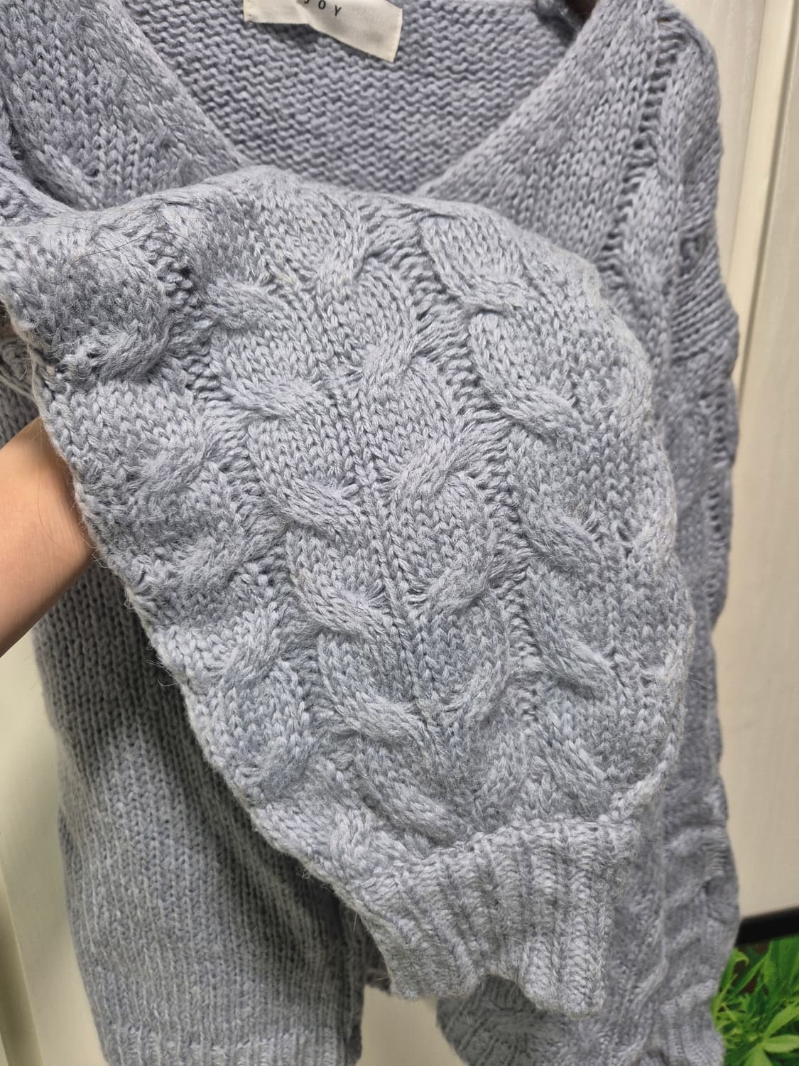 V넥 꽈배기 니트 하늘색 상품이미지4