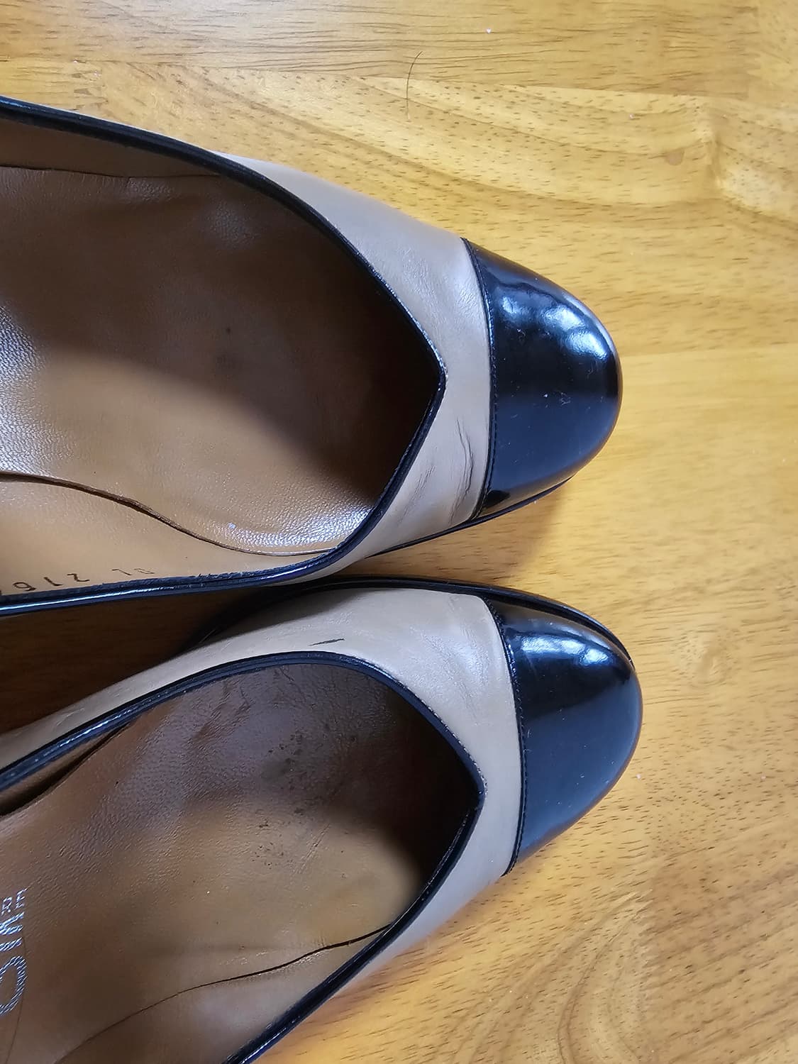 [신발정리] 페라가모 클래식 배색 펌프스 (6.5B / 235)

살바토 상품이미지7