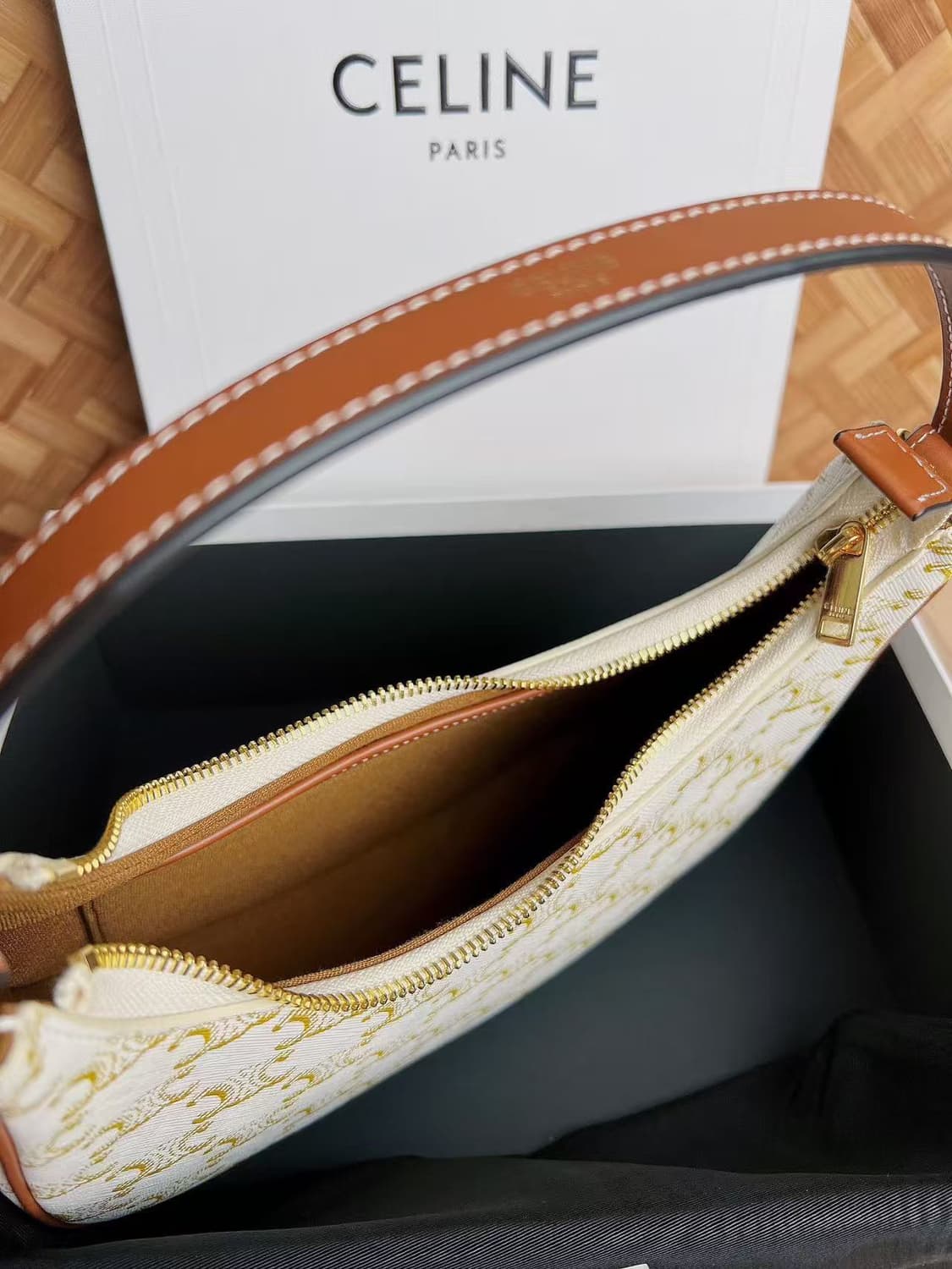 셀린느 트리옹프 캔버스 & 카프스킨 아바백 화이트 193952BZJ-01 상품이미지3