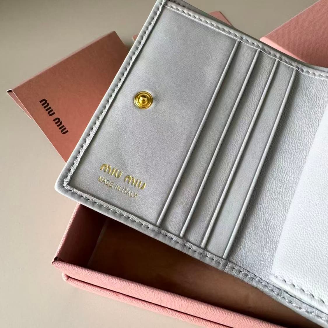 미우 미우 마테라쎄 나파 레더 카드 홀더 화이트 상품이미지5