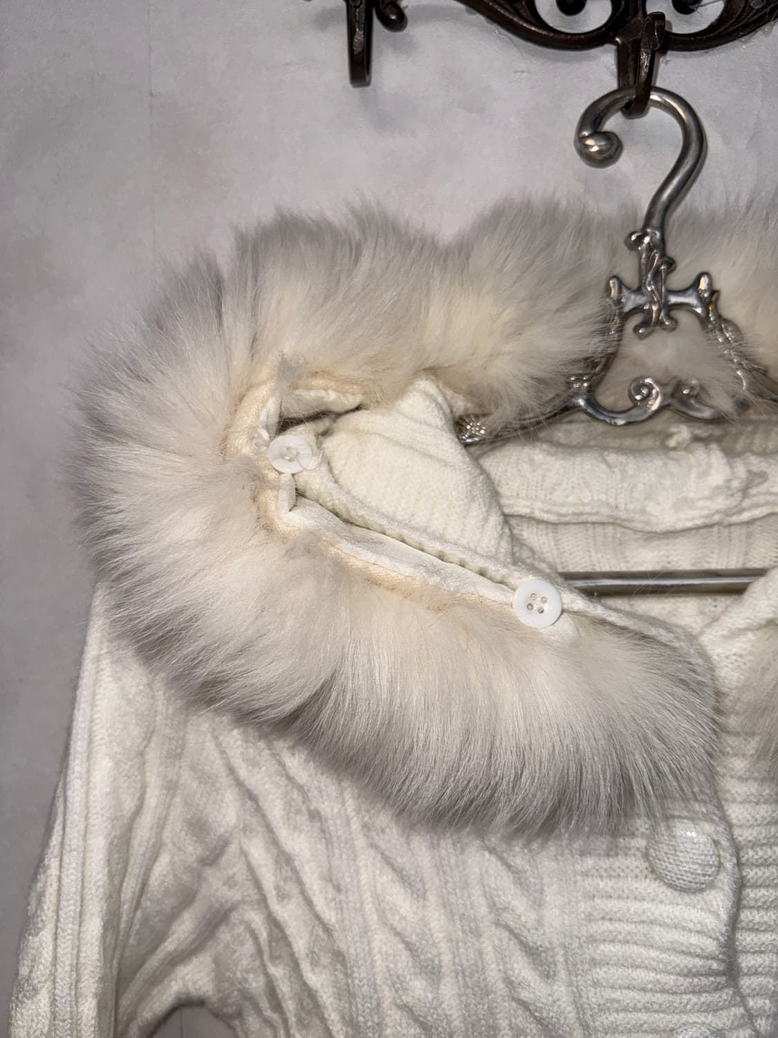 White fur trimming knit hood ops 상품이미지5