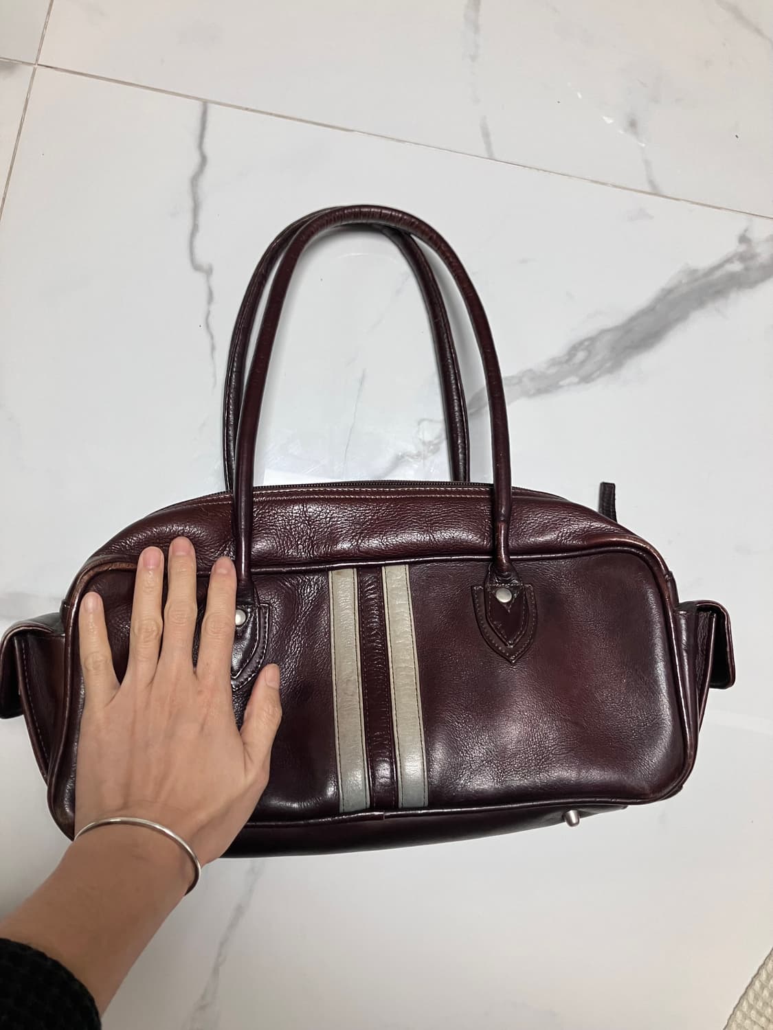 ox blood 버건디 브라운 스트라이프 이스트웨스트 보울러 숄더백 상품이미지3