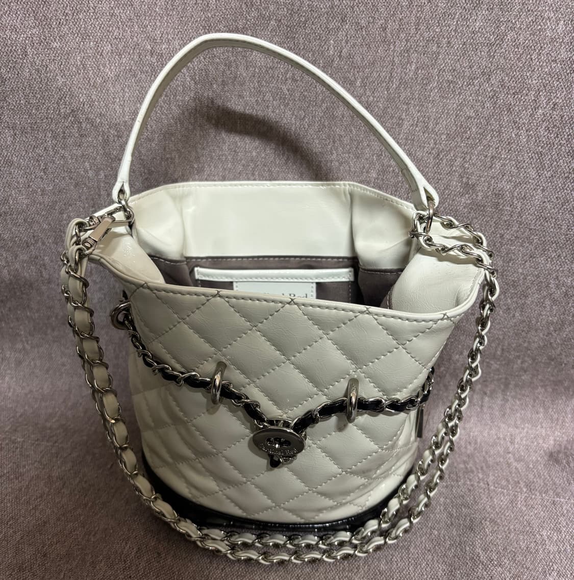 카디널 레드 퀼팅 버킷백 화이트 블랙 상품이미지3