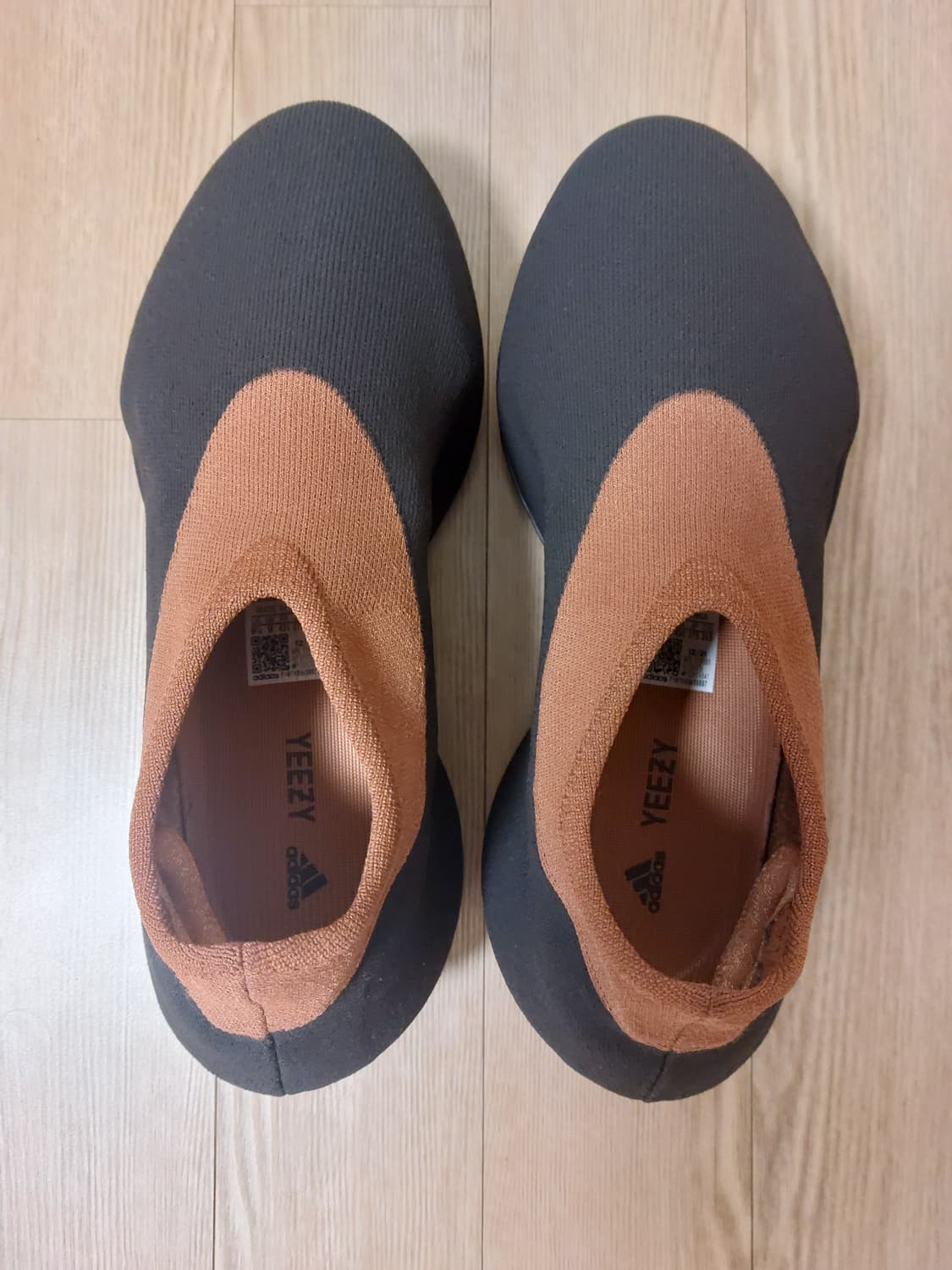 아디다스 이지 니트 러너 스톤 카본 상품이미지3