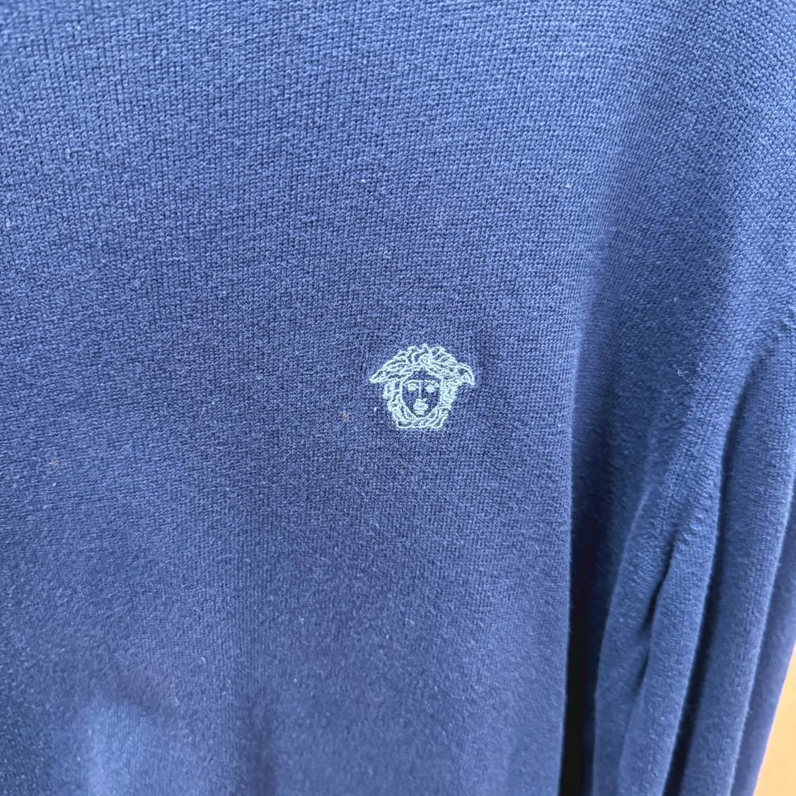 베르사체 라운드넥 코튼 니트 로고 자수 디테일 레귤러핏 네이비 상품이미지6