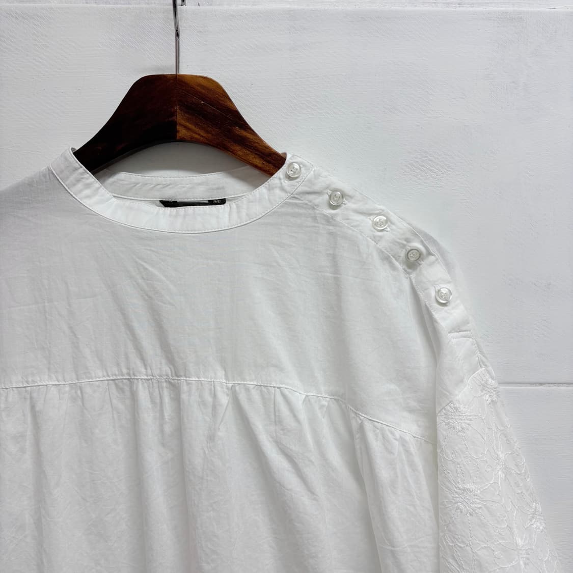 BELLMOUNT 화이트 자수 셔링 모리걸 블라우스 JPN 상품이미지2