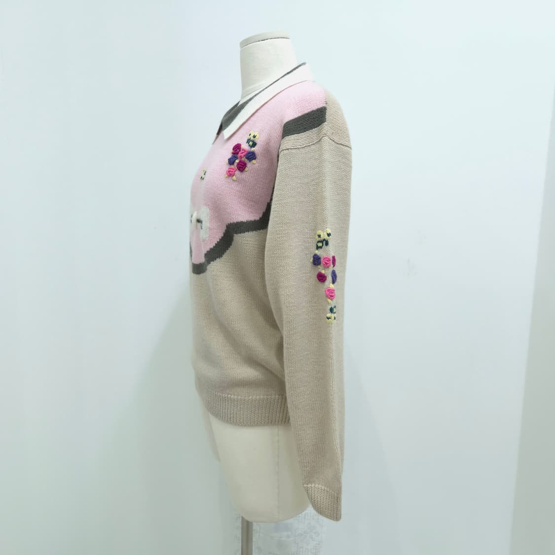 울100 플라워자수 카라 니트 상품이미지2