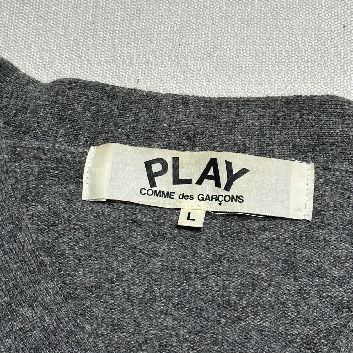 L 꼼데가르송 레드와펜 브이넥 그레이 울 가디건  상품이미지4