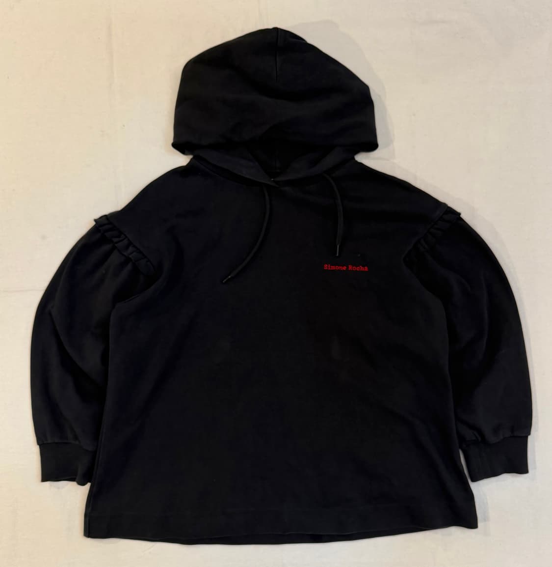 시몬로샤 X H&M 콜라보 프릴 러플 후드티 블랙 상품이미지1