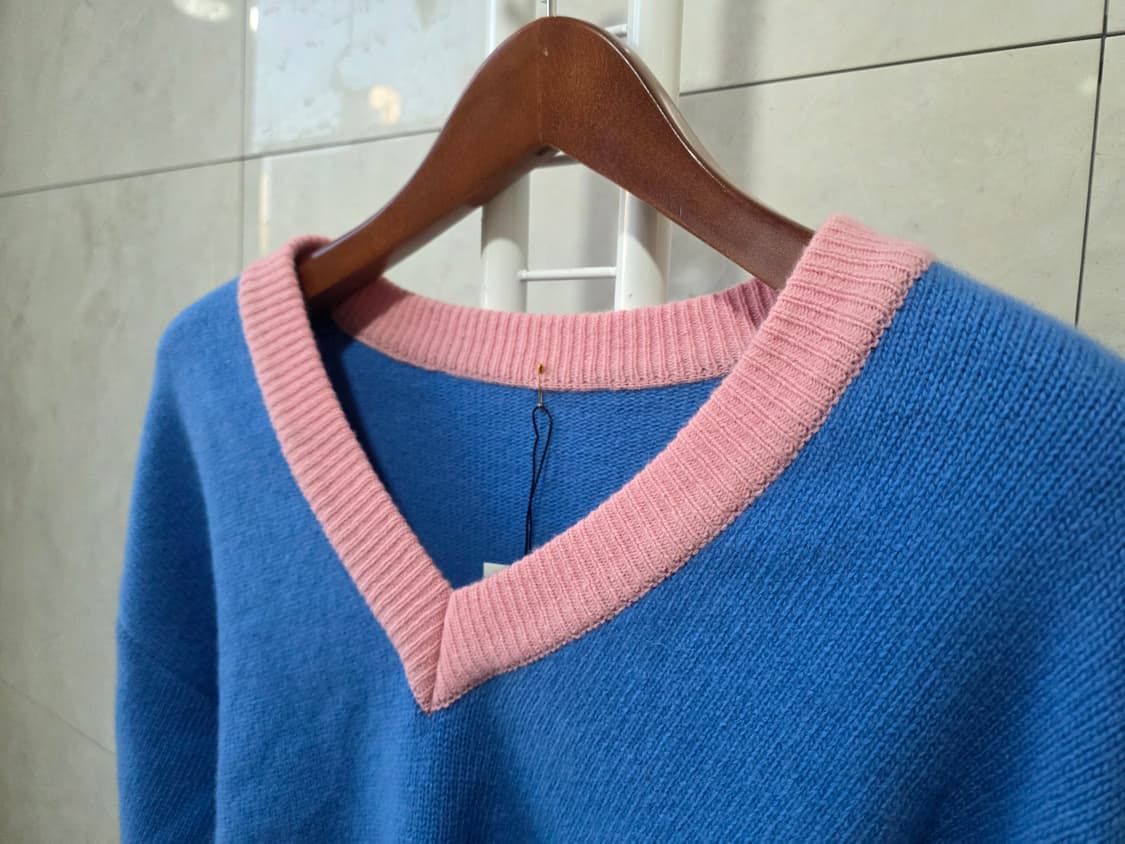핑크배색 브이넥 울 니트  상품이미지2