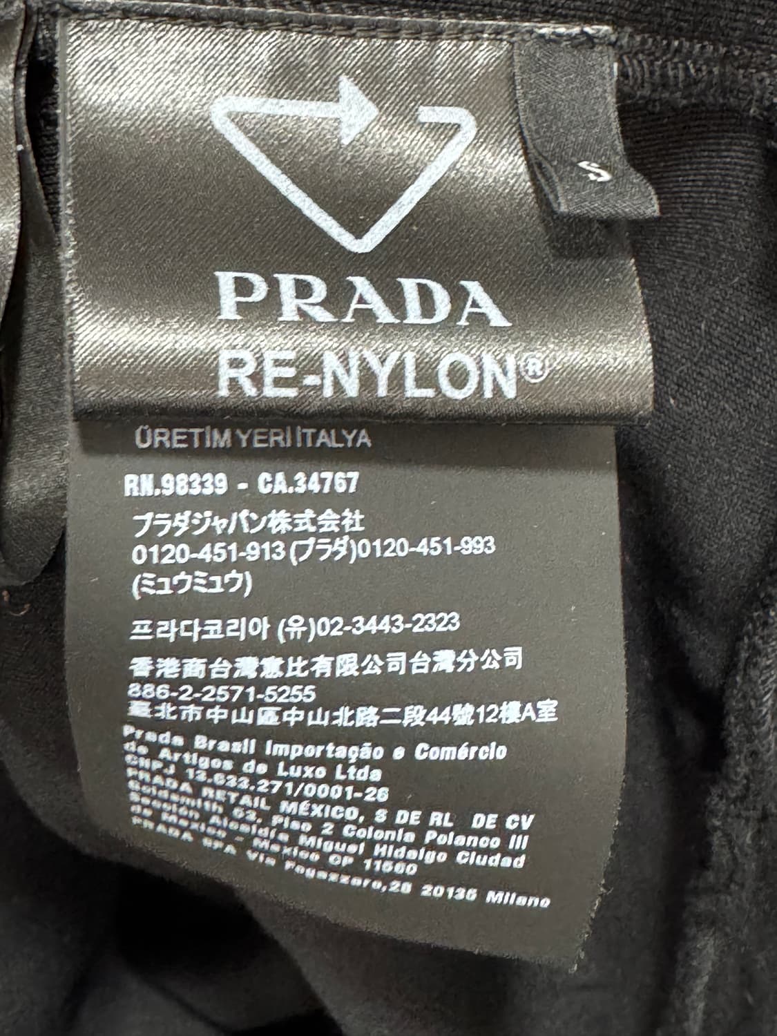 새상품급 프라다 삼각로고 테크니컬 맨투맨 S 실측100  상품이미지4