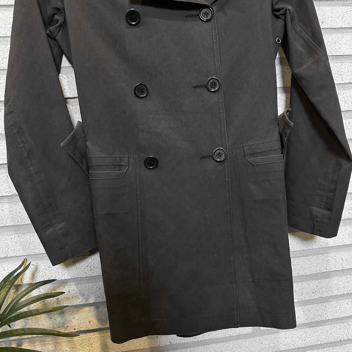 루이비통 하프 트렌치코트 카라넥 더블버튼 백 벨티드 디테일 블랙 상품이미지4