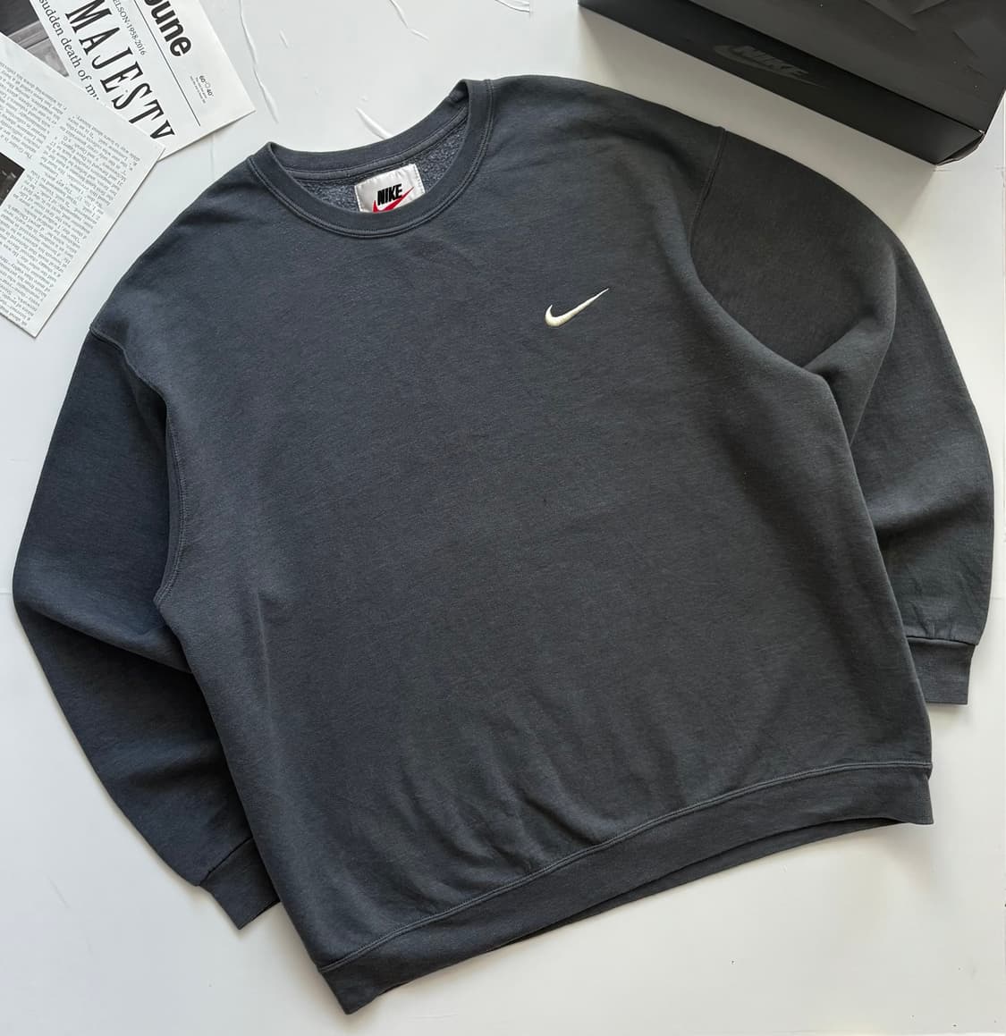 Nike 나이키 빈티지 스우시 차콜 맨투맨 상품이미지1