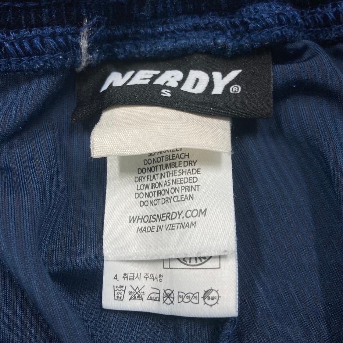 널디 네이비 컬러 스몰 로고 사이드 라인 코듀로이 벨벳 트랙 팬츠 상품이미지3