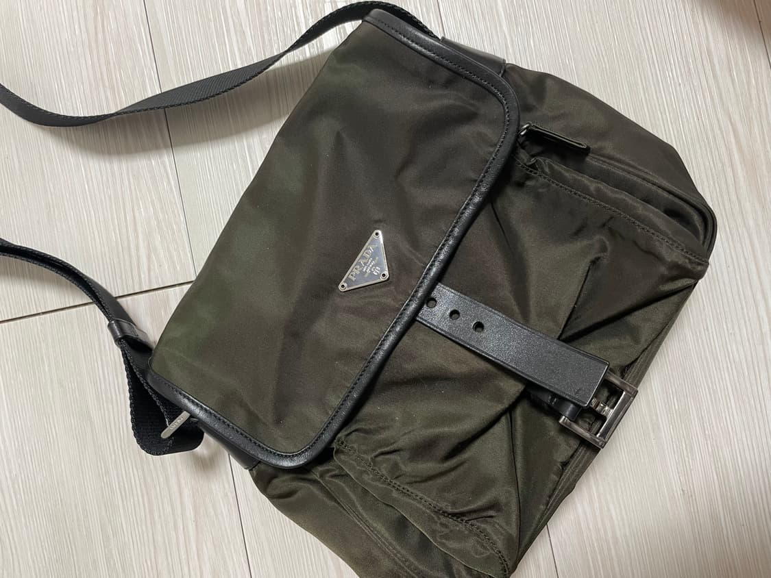 프라다 카키 메신저백 상품이미지1