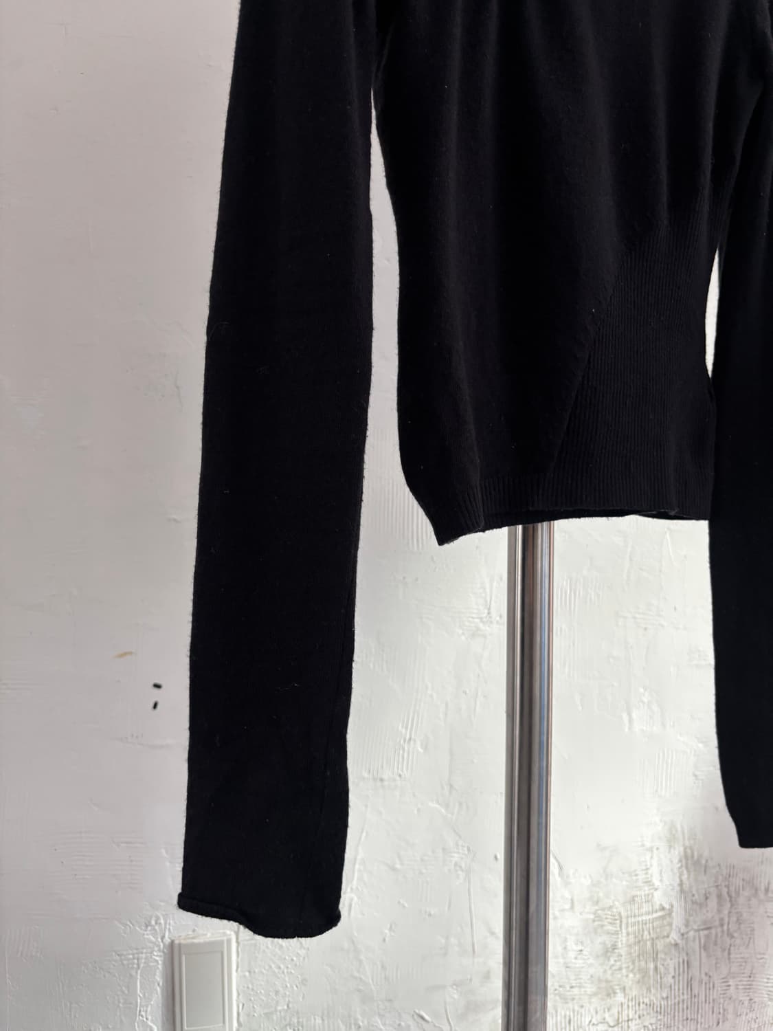 Dolce & Gabbana 돌체앤가바나 블랙 버튼 디테일 언밸런스 니트 상품이미지8