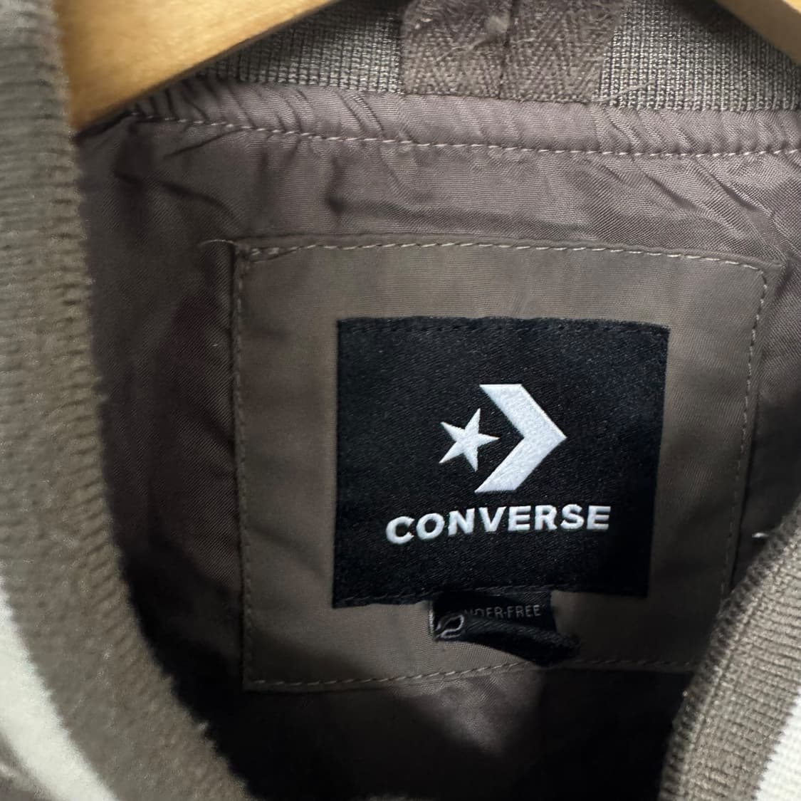 컨버스 로고 사틴 코치 바시티자켓 상품이미지3