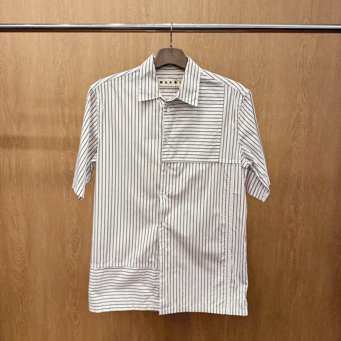 마르니 스트라이프 반팔 셔츠 언발란스 패치 디자인 화이트 블랙 배색 상품이미지2