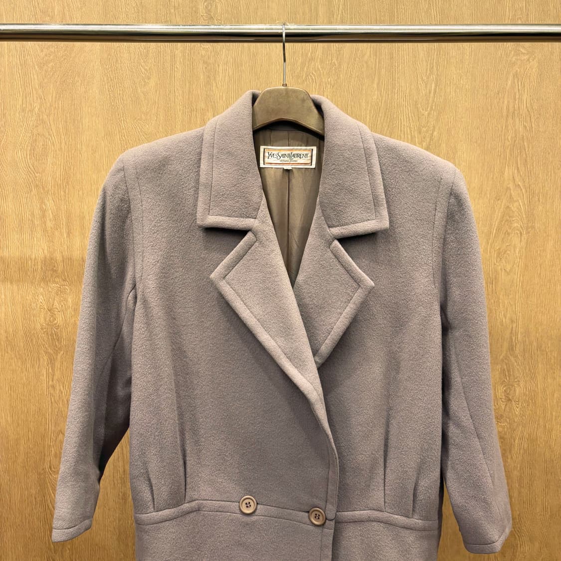 입생로랑 디퓨전 펨므 울 코트 클래식 노치드 라펠 더블 버튼 디테일 퍼플 상품이미지4