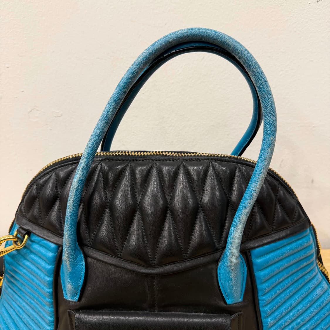 미우미우 투톤 레더 토트백 골드 로고 배색 지퍼 디테일 블랙 블루 상품이미지8