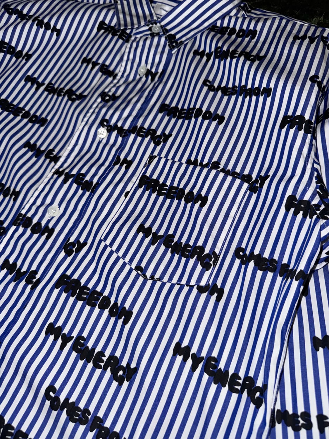 [M] 꼼데가르송 셔츠 24AW MADE IN FRANCE 레터링 셔츠 상품이미지4