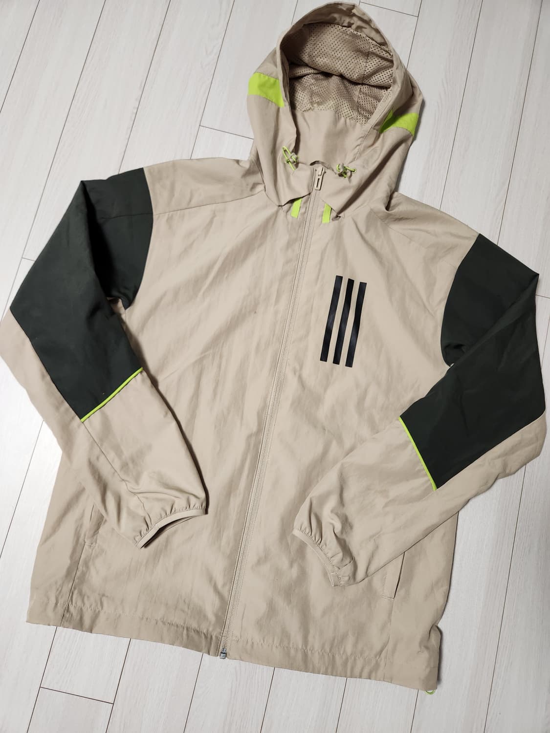 아디다스 W.N.D 러닝 바람막이 사이즈100(L)

옷은 예쁜데 로고  상품이미지1