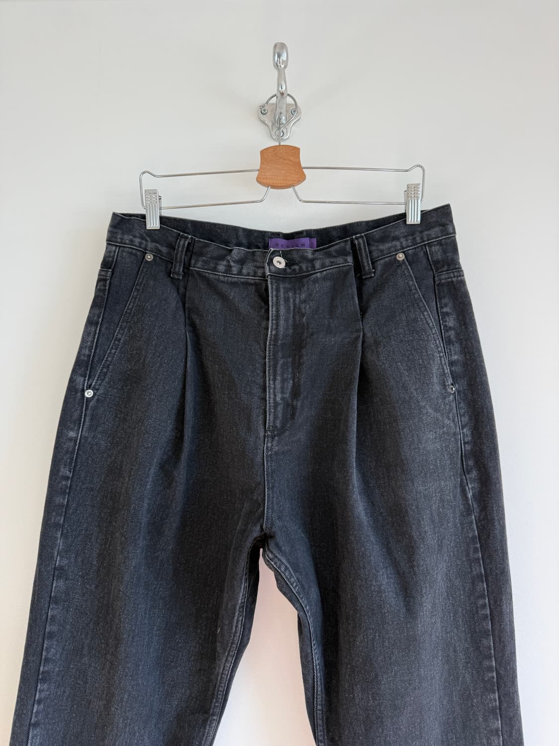 비슬로우(BESLOW) 턱 흑청 데님 팬츠 상품이미지2