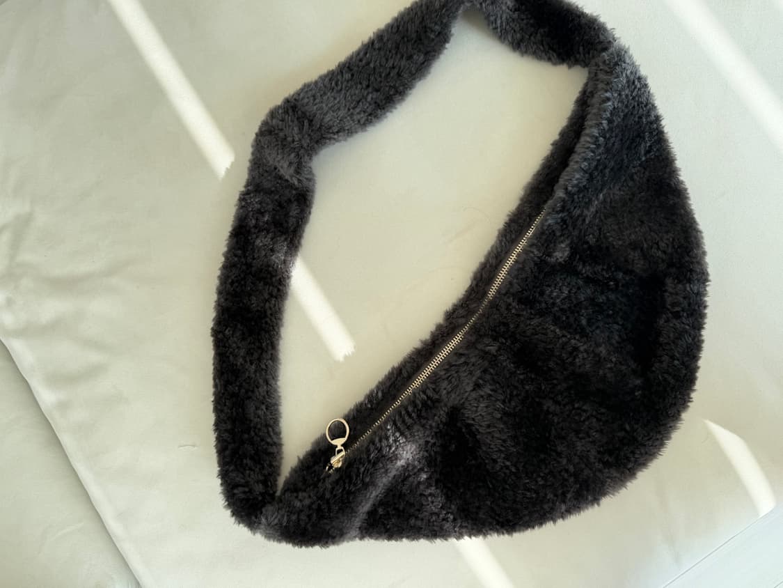 리얼 양100 레더 퍼 크로스백 차콜 상품이미지2