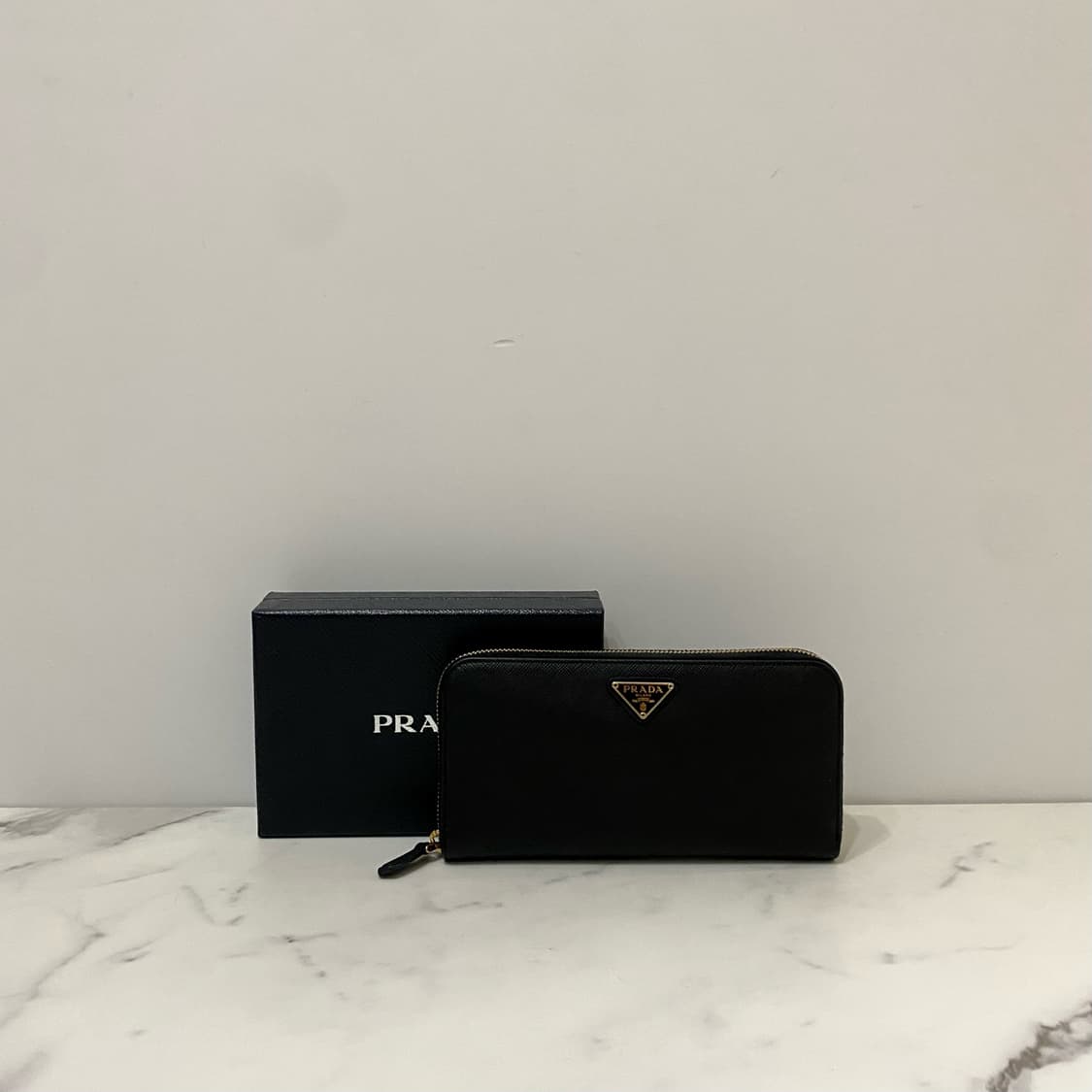 프라다 사피아노 레더 삼각로고 지퍼 장지갑 블랙 1ML506 상품이미지1