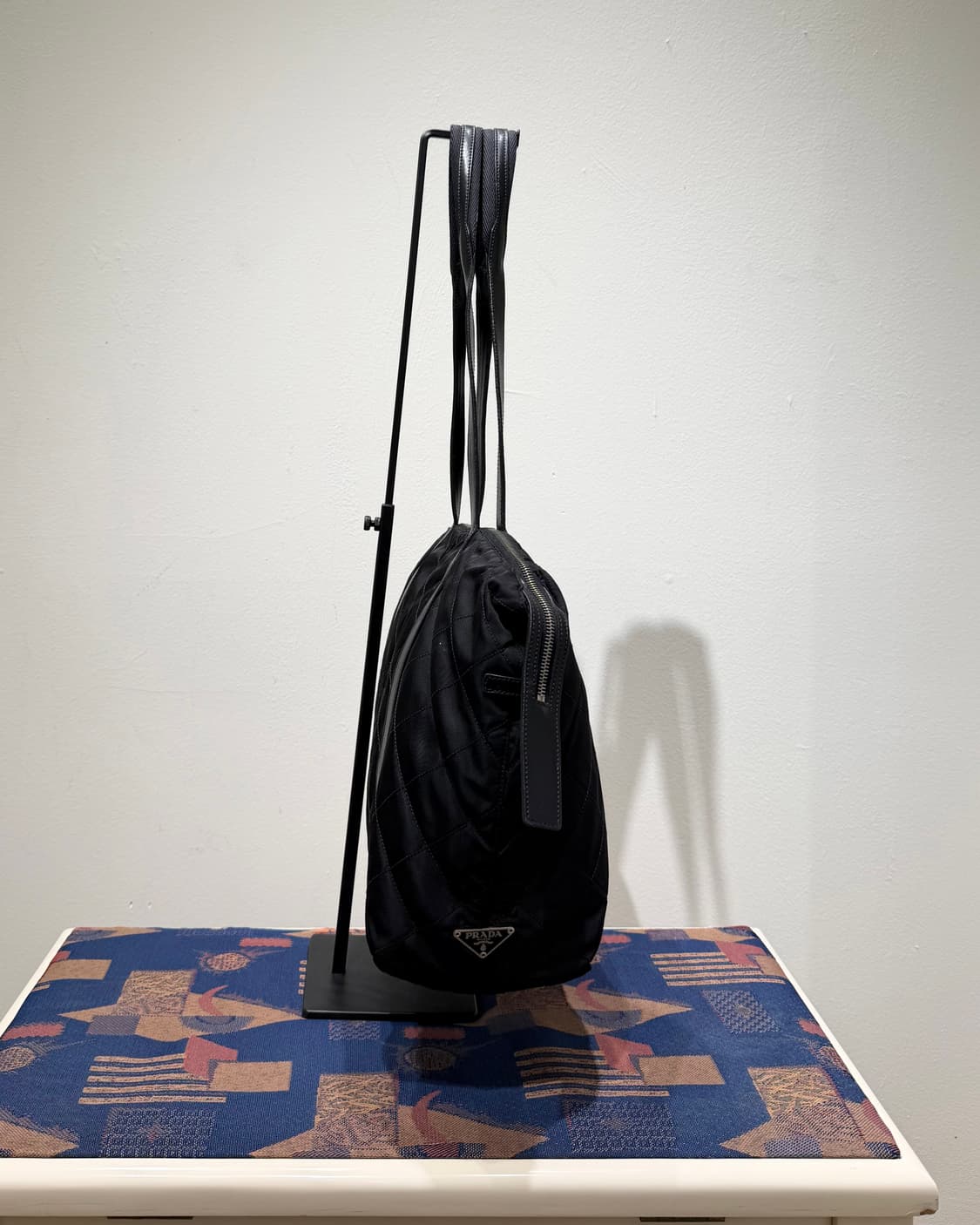 프라다 블랙 나일론 레더 퀼팅 트라이앵글 로고 토트백 상품이미지3