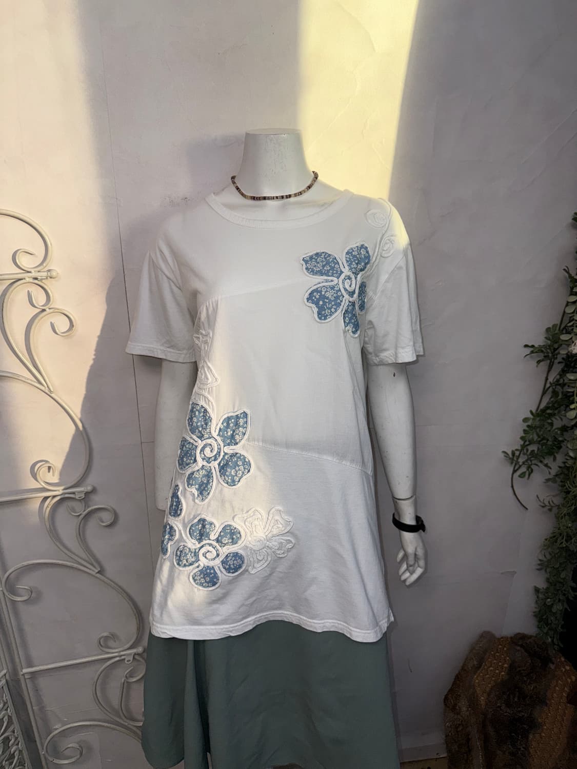 White blue flower embroidered half t 상품이미지7