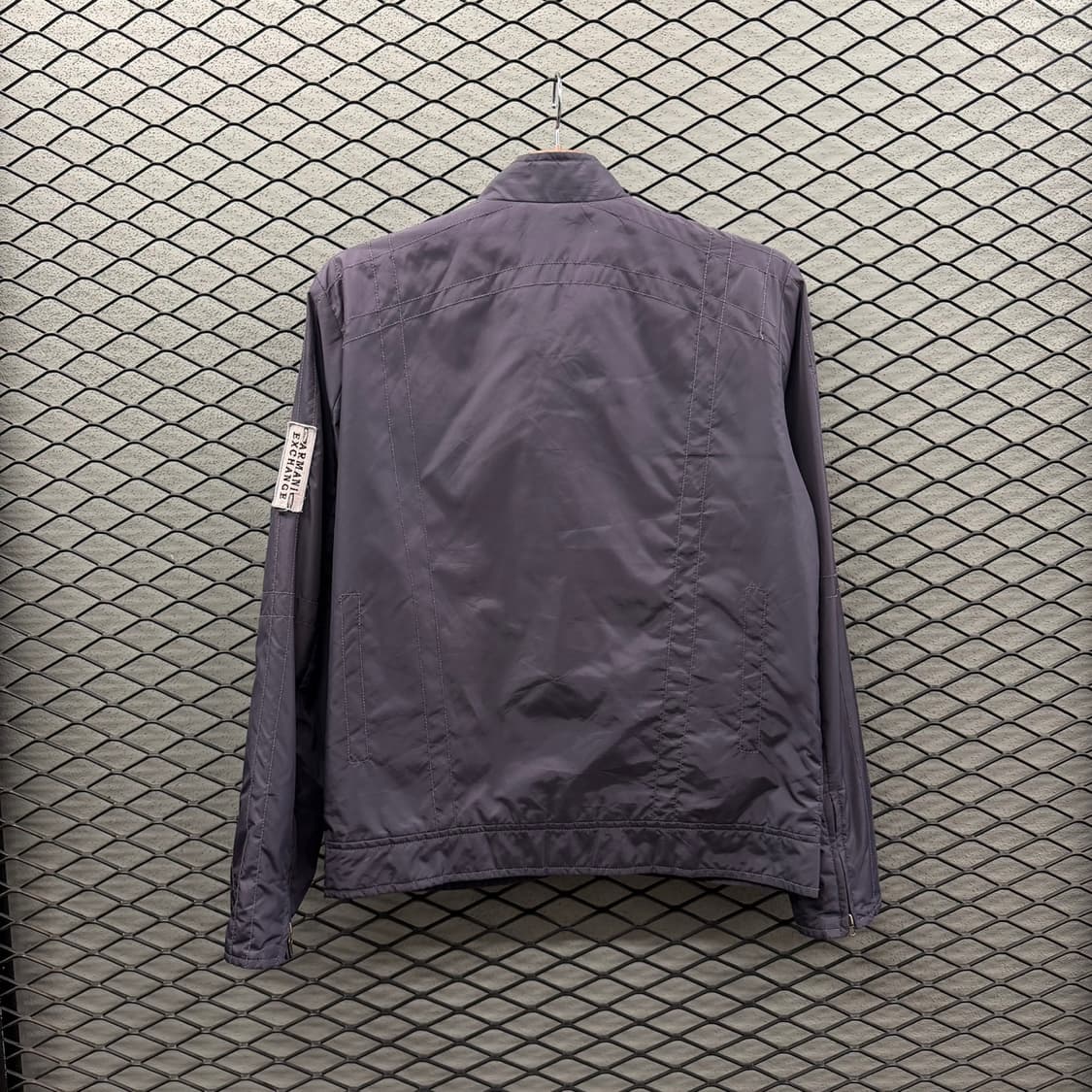 아르마니 익스체인지 가먼트다잉 유틸리티 자켓 버티컬 스티치 암패치 디테일 상품이미지3