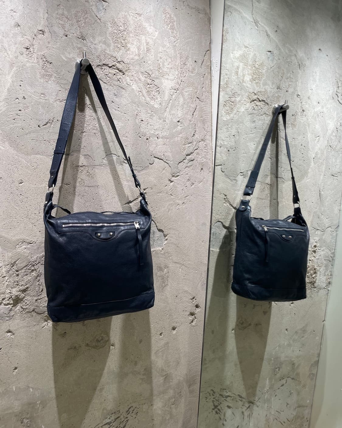 발렌시아가 네이비 클래식 데이 모터 메신저백  상품이미지2