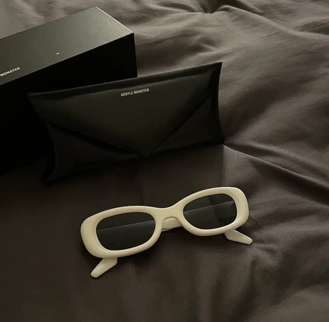 젠틀몬스터 탐부 선글라스 화이트 제니,김나영,나연 착용 상품이미지1