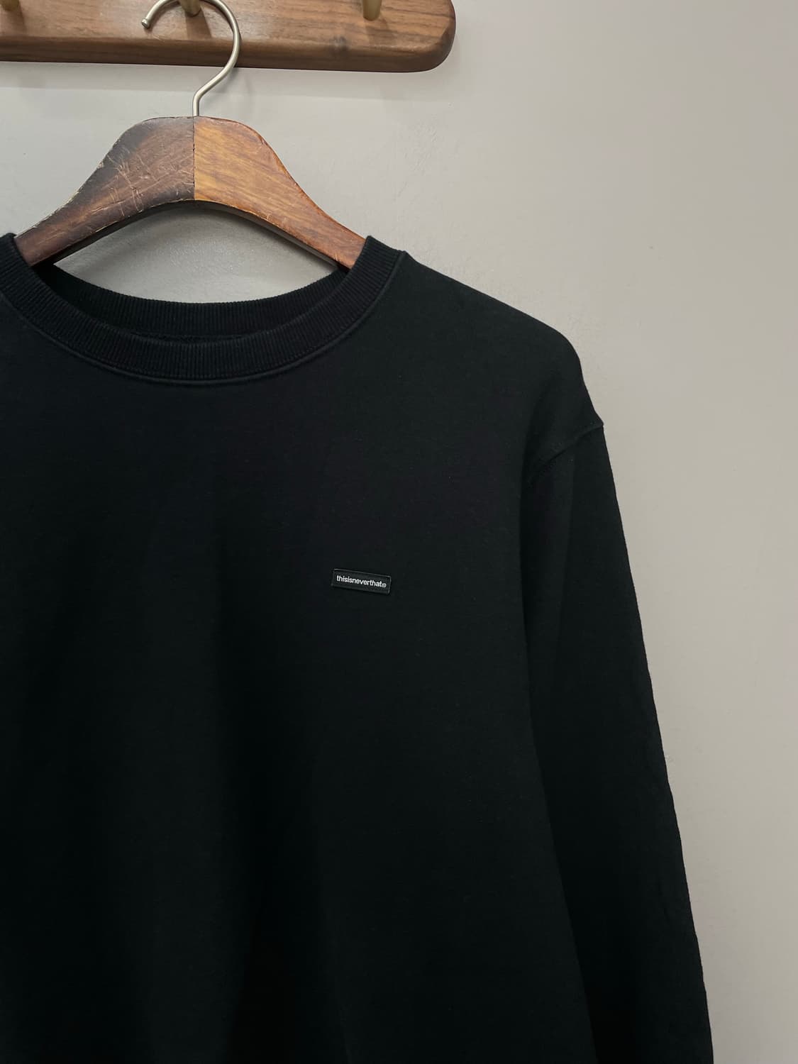 디스이즈네버댓 T.N.T 클래식 블랙 크루넥 맨투맨 H1693 상품이미지3