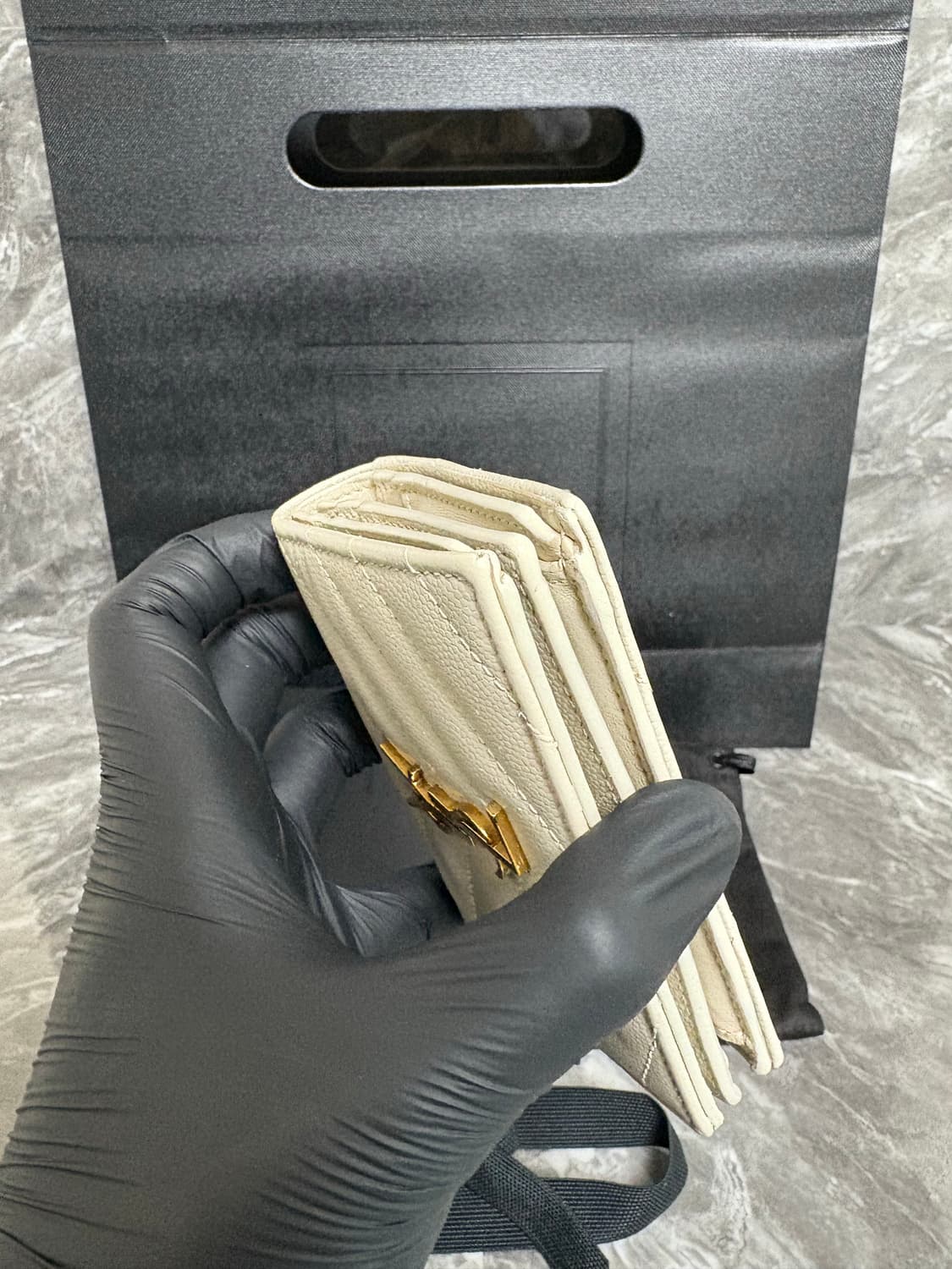 입생로랑 마틀라세 금장로고 반지갑 상품이미지10